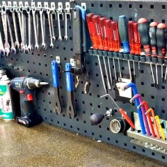 Werkzeuge an Wand in der Werkstatt